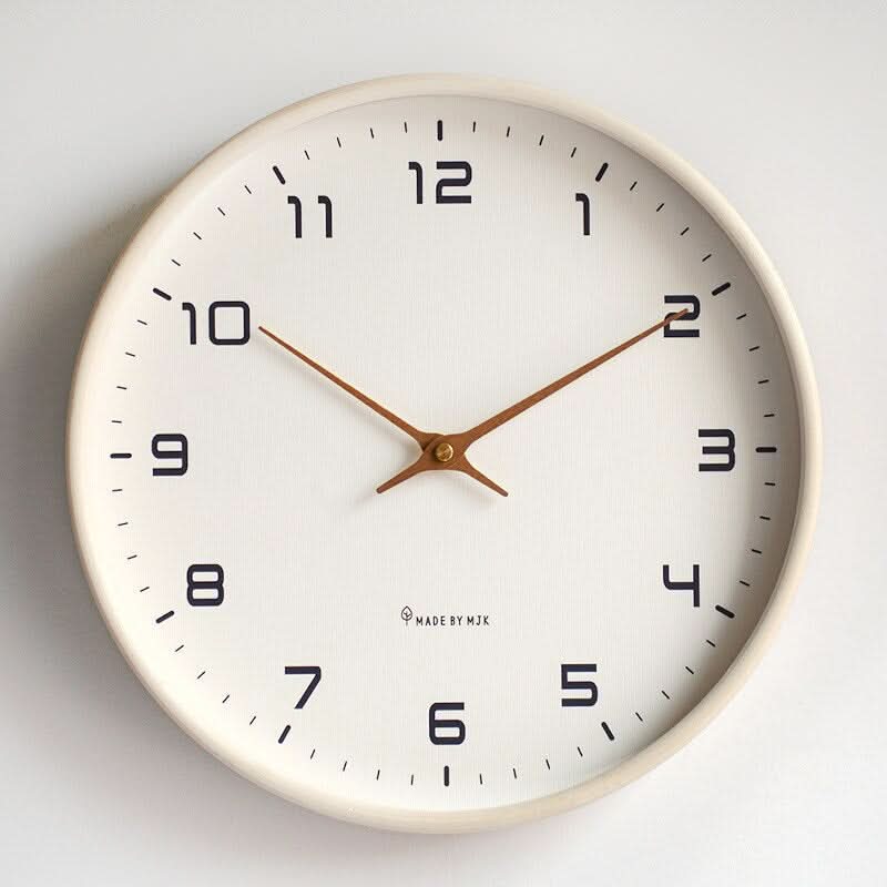 Skandinavische Holz-Wanduhr mit minimalistischem Design