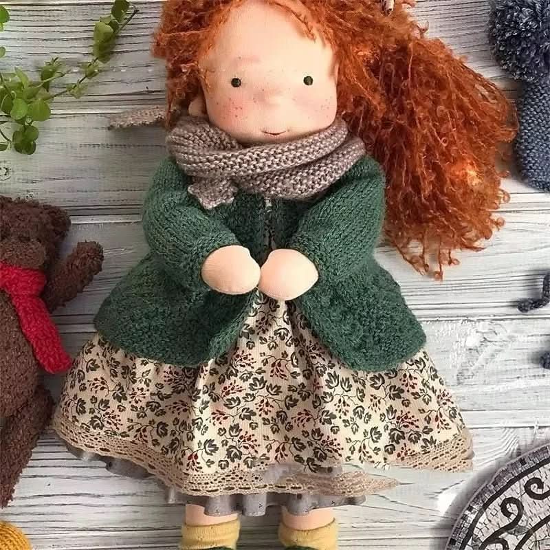 Handgemachte Waldorf-Puppe mit Zubehör