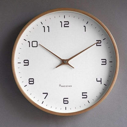 Skandinavische Holz-Wanduhr mit minimalistischem Design