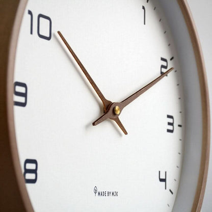Skandinavische Holz-Wanduhr mit minimalistischem Design