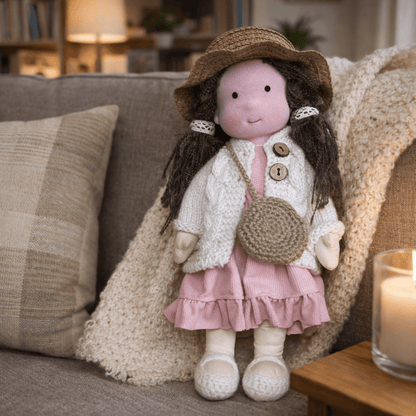 Handgemachte Waldorfpuppe aus Baumwolle für kreatives Spiel