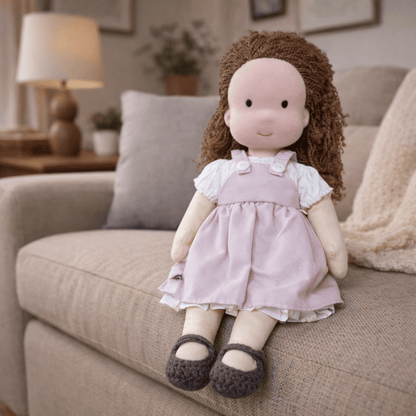 Handgemachte Waldorfpuppe aus Baumwolle für kreatives Spiel