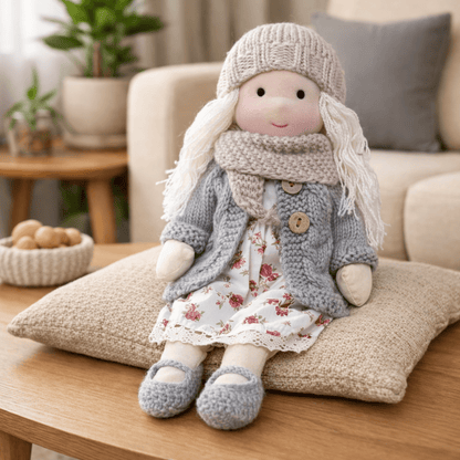 Handgemachte Waldorfpuppe aus Baumwolle für kreatives Spiel