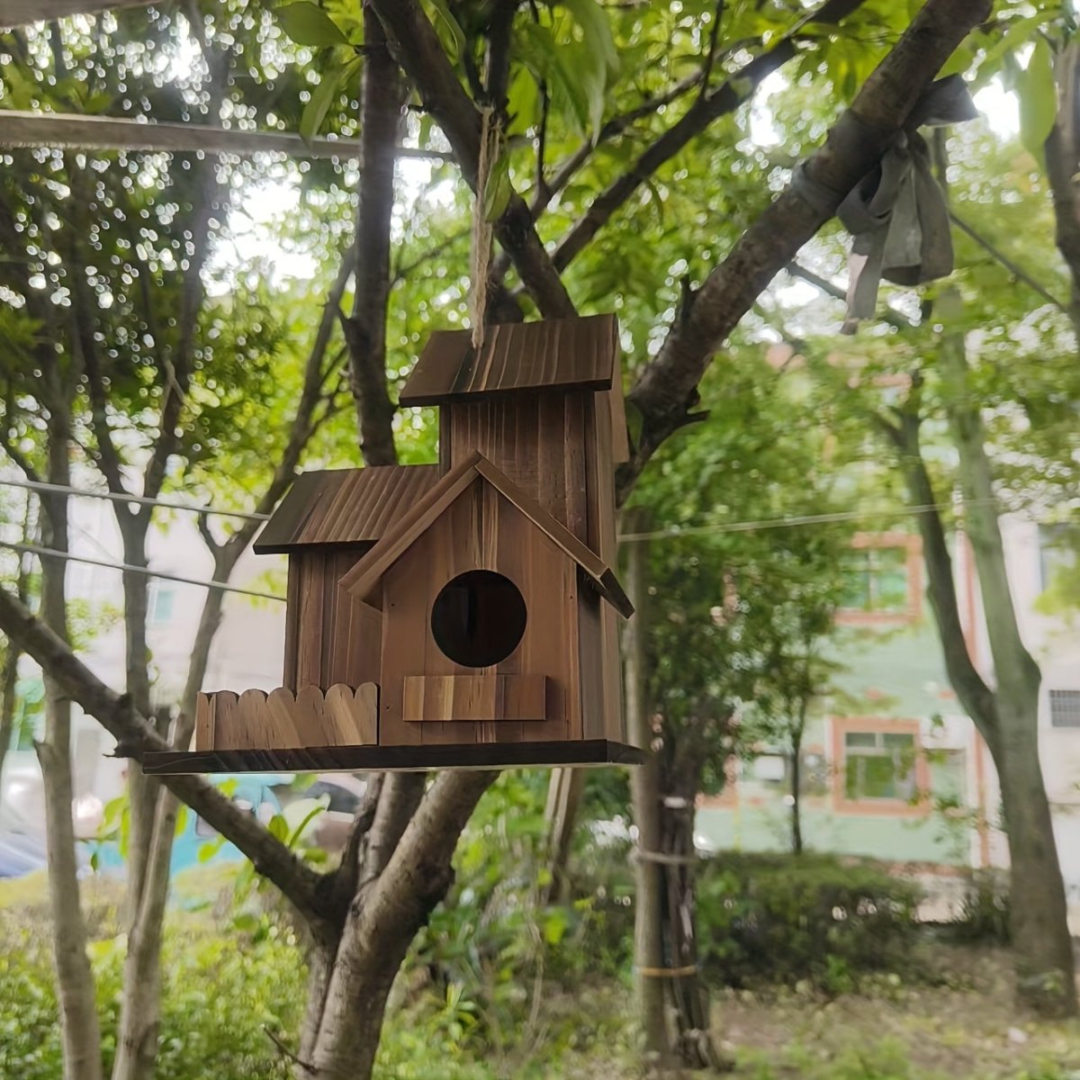 Rustikale Vogelhaus aus Massivholz mit mehreren Nistkammern für den Außenbereich