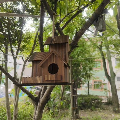 Rustikale Vogelhaus aus Massivholz mit mehreren Nistkammern für den Außenbereich