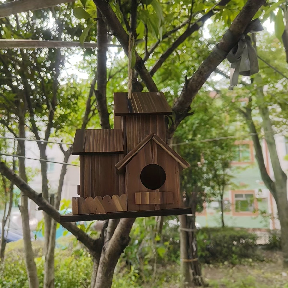 Rustikale Vogelhaus aus Massivholz mit mehreren Nistkammern für den Außenbereich