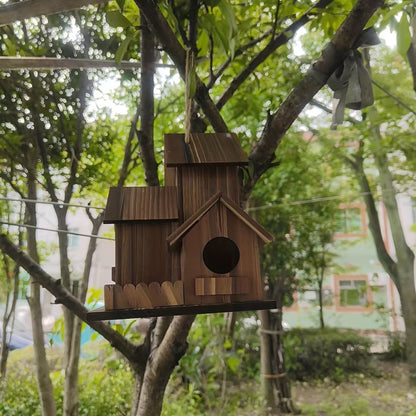 Rustikale Vogelhaus aus Massivholz mit mehreren Nistkammern für den Außenbereich
