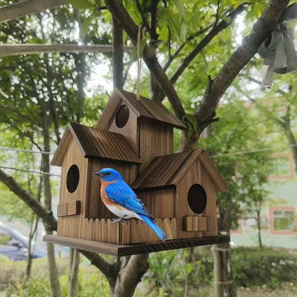 Rustikale Vogelhaus aus Massivholz mit mehreren Nistkammern für den Außenbereich