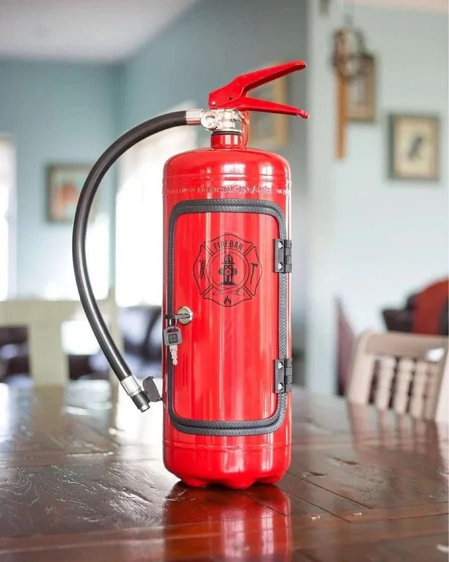 Diskrete Mini Bar – Kompakte Getränkebewahrung gestaltet als Feuerlöscher