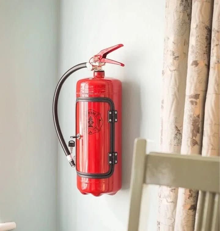 Diskrete Mini Bar – Kompakte Getränkebewahrung gestaltet als Feuerlöscher