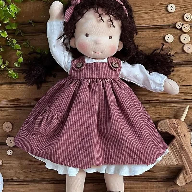 Handgemachte Waldorf-Puppe mit Zubehör