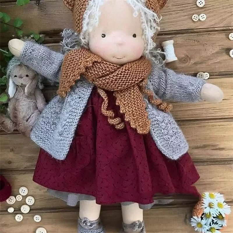 Handgemachte Waldorf-Puppe mit Zubehör