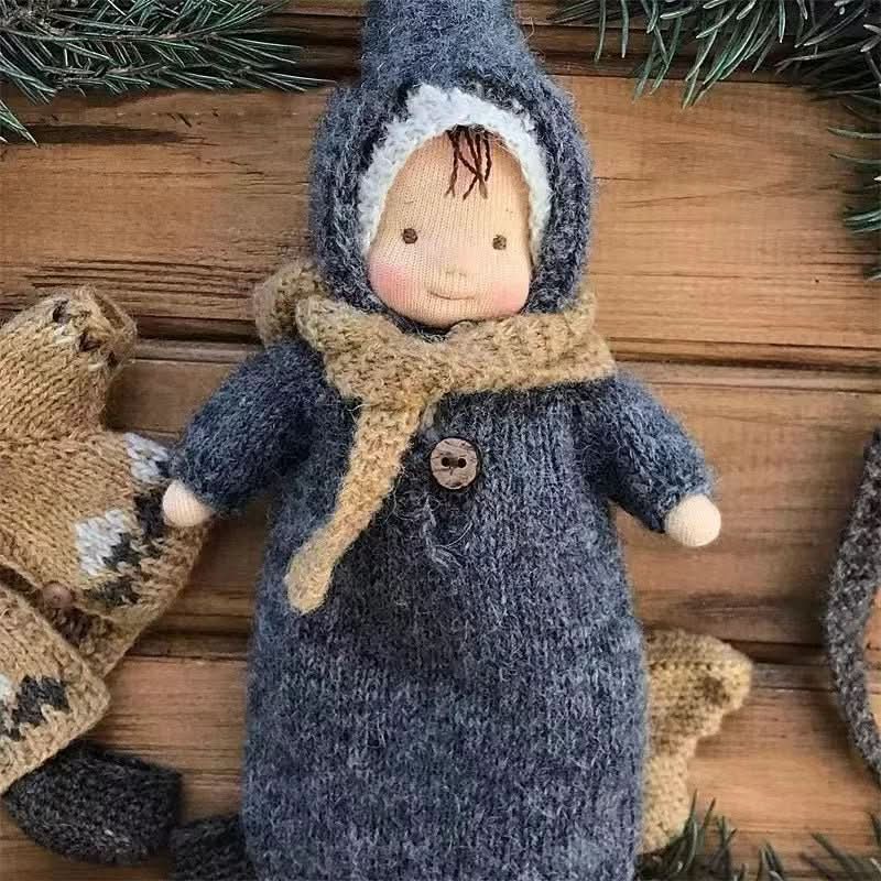 Handgemachte Waldorf-Puppe mit Zubehör
