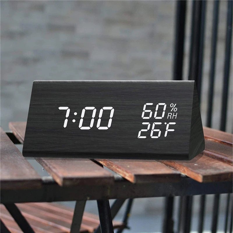 Einfache digitale Holz-Uhr mit Temperaturanzeige und Lichtsteuerung