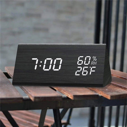 Einfache digitale Holz-Uhr mit Temperaturanzeige und Lichtsteuerung