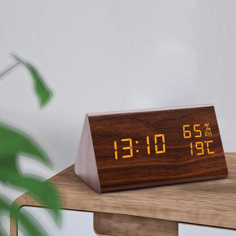 Einfache digitale Holz-Uhr mit Temperaturanzeige und Lichtsteuerung