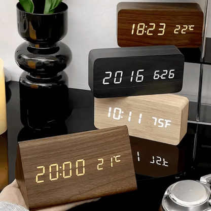 LED Holz-Uhr mit Sprachsteuerung für stilvolle Zeitansicht