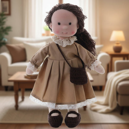 Handgemachte Waldorfpuppe aus Baumwolle für kreatives Spiel