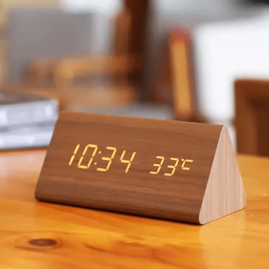 LED Holz-Uhr mit Sprachsteuerung für stilvolle Zeitansicht