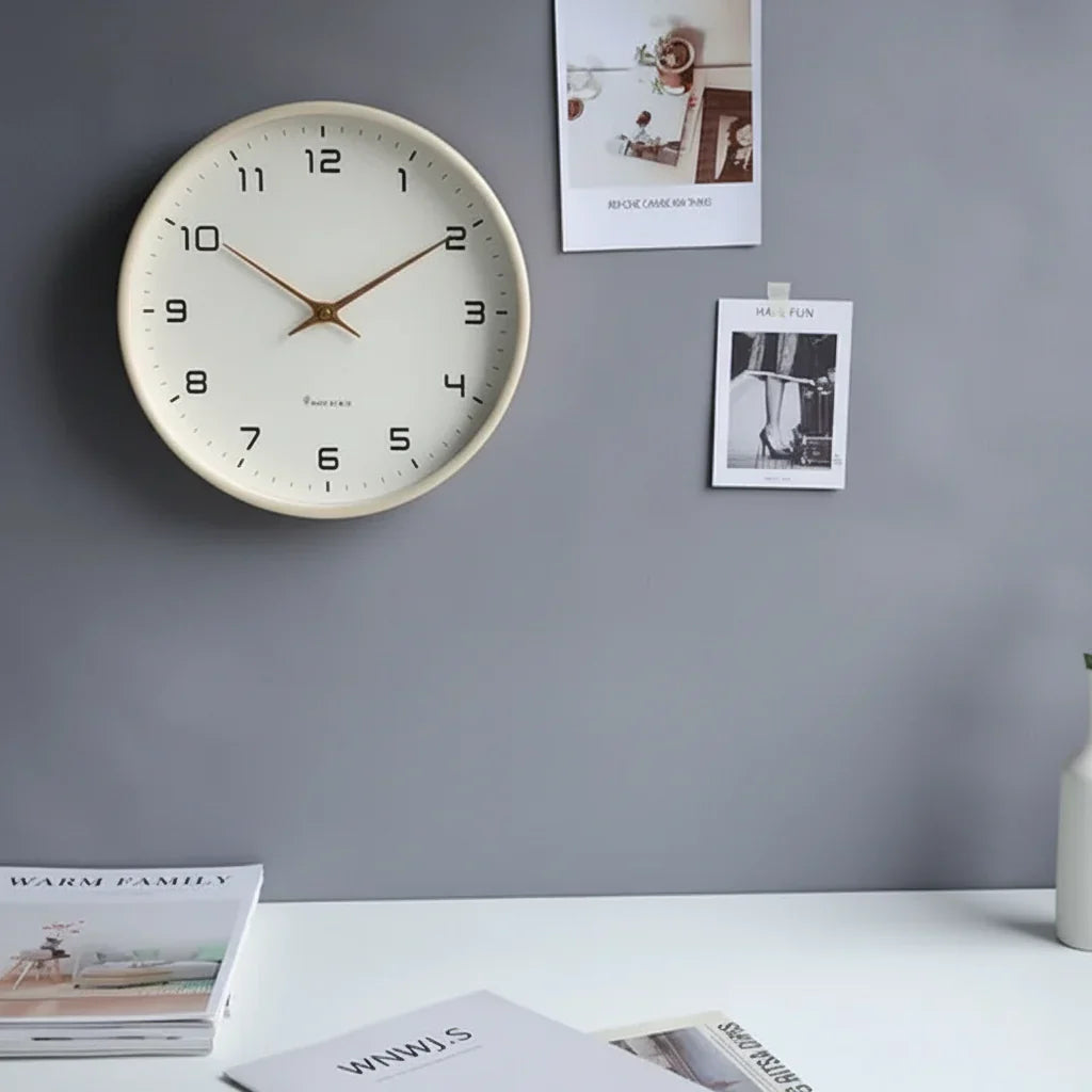 Skandinavische Holz-Wanduhr mit minimalistischem Design