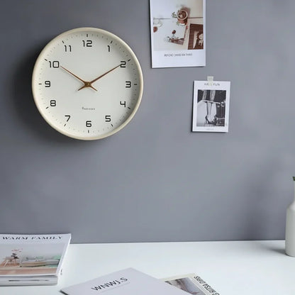 Skandinavische Holz-Wanduhr mit minimalistischem Design