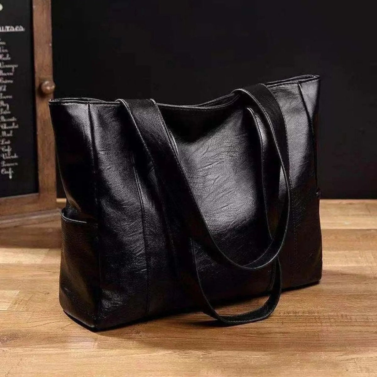 Elegante Leder-Schultertasche mit retro Touch und glatter Oberfläche