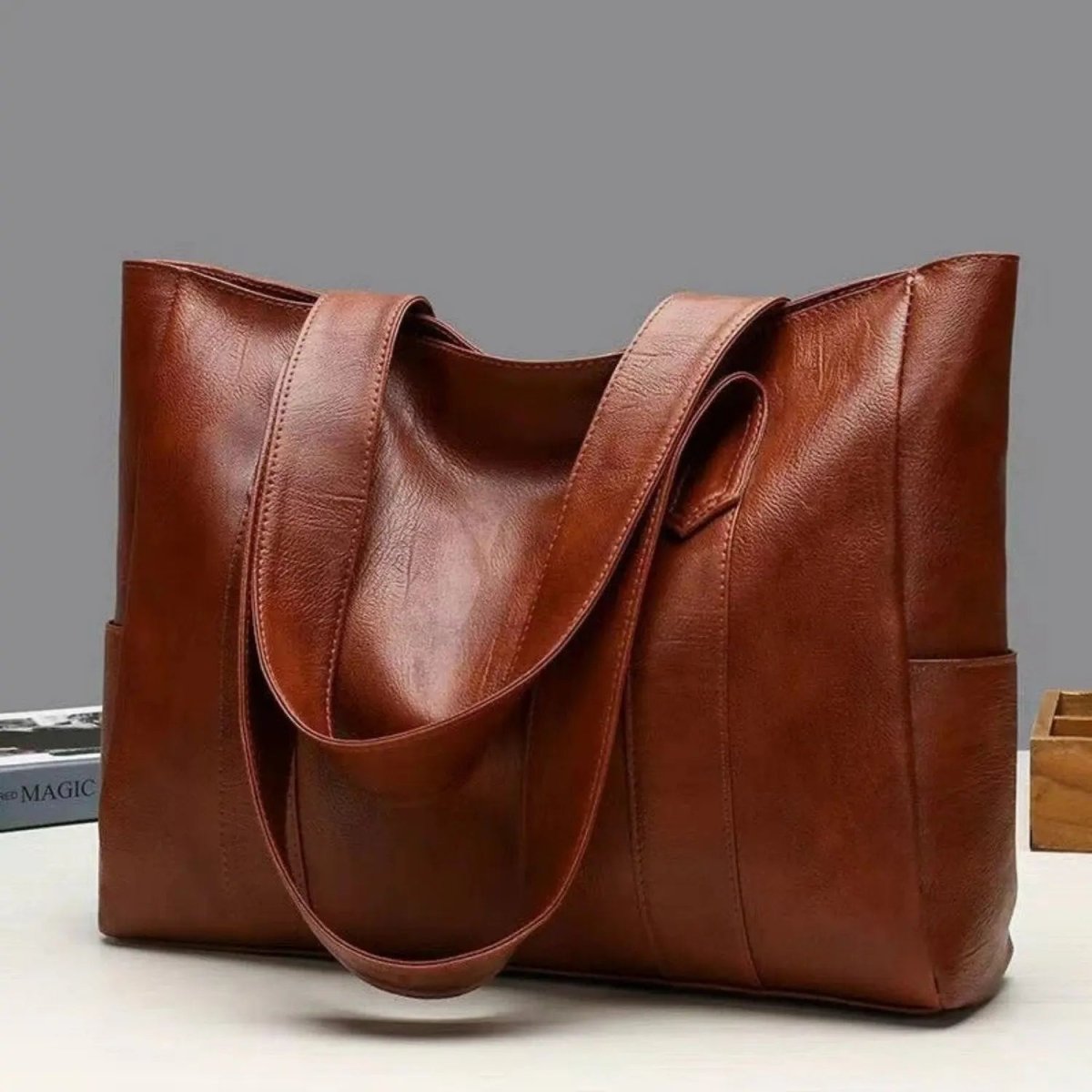 Elegante Leder-Schultertasche mit retro Touch und glatter Oberfläche