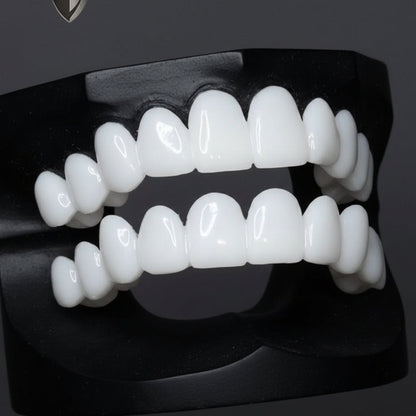 Zahnprothese mit weißen Zahnlinsen