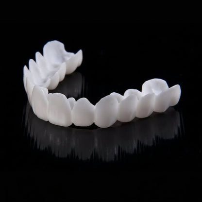 Zahnprothese mit weißen Zahnlinsen