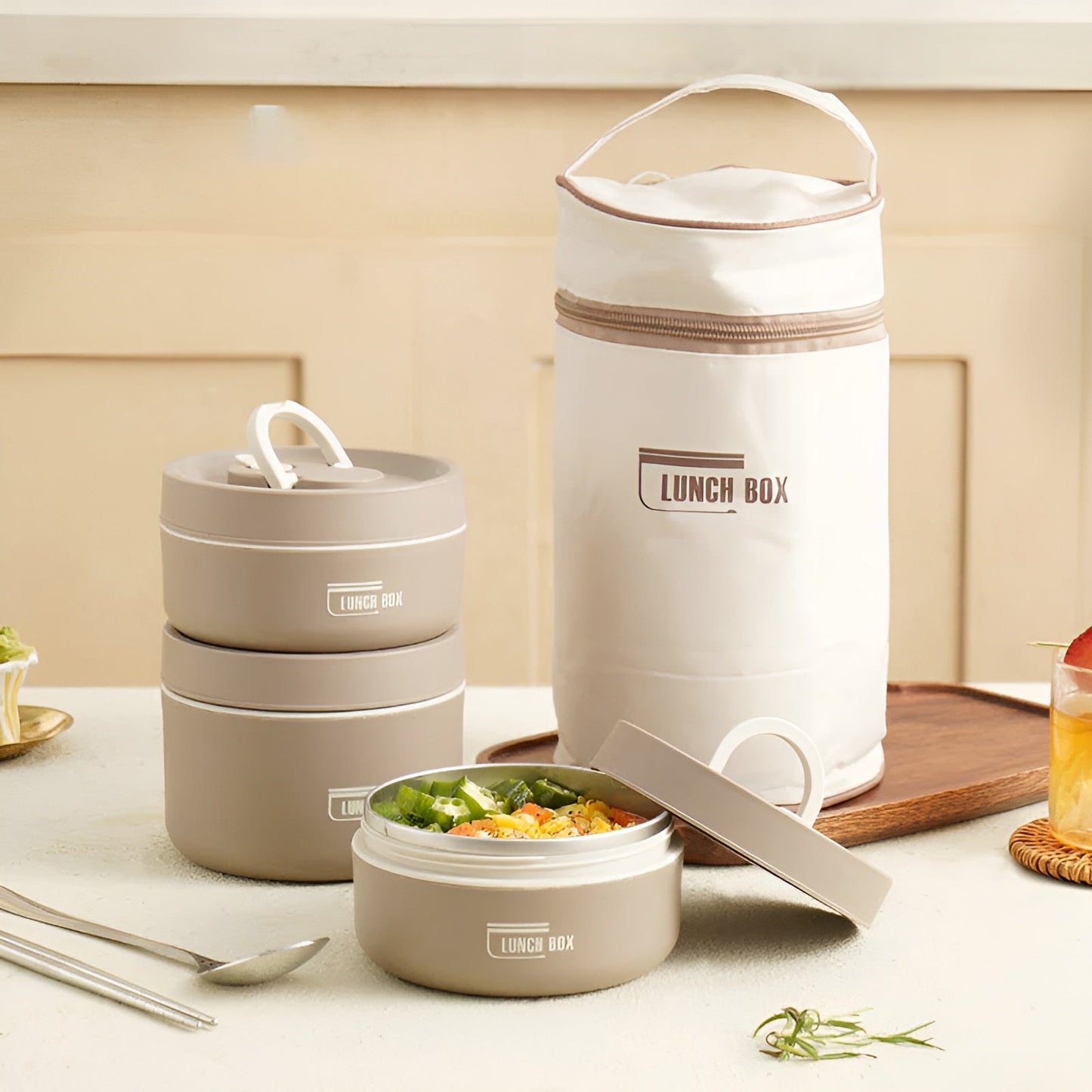 Isolierte Lunchbox mit mehrschichtigen Fächern und auslaufsicherem Design | Mit Tragetasche