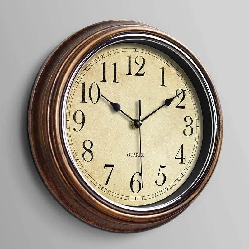 Klassische Holz-Wanduhr mit lautlosem Mechanismus