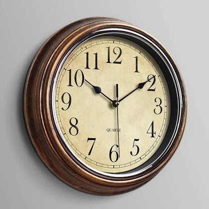 Klassische Holz-Wanduhr mit lautlosem Mechanismus