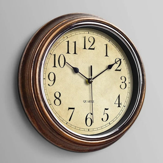 Klassische Holz-Wanduhr mit lautlosem Mechanismus