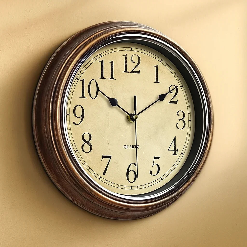 Klassische Holz-Wanduhr mit lautlosem Mechanismus