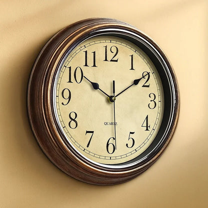 Klassische Holz-Wanduhr mit lautlosem Mechanismus
